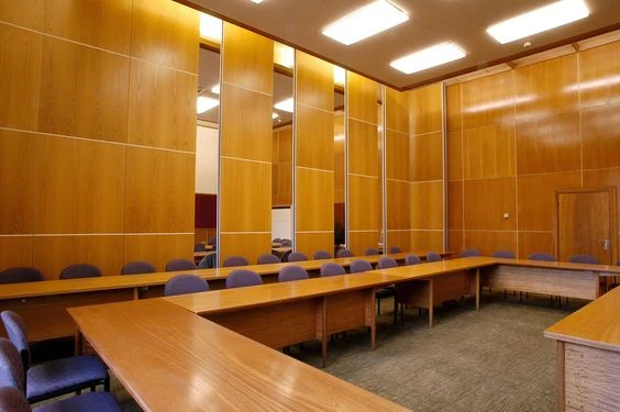 Складная перегородка с шумоизоляцией 38 дБ в офисной переговорной